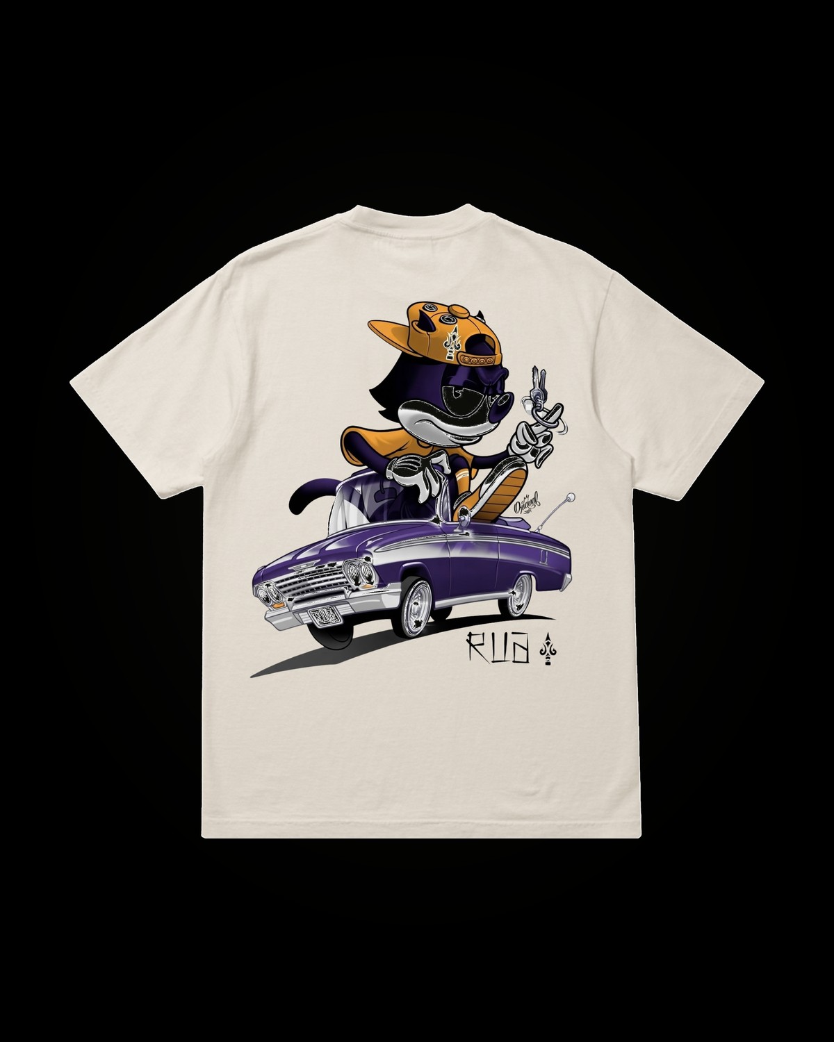 Camiseta creme da Rua Wear vista de costas, com estampa de um gato de boné dirigindo um lowrider roxo